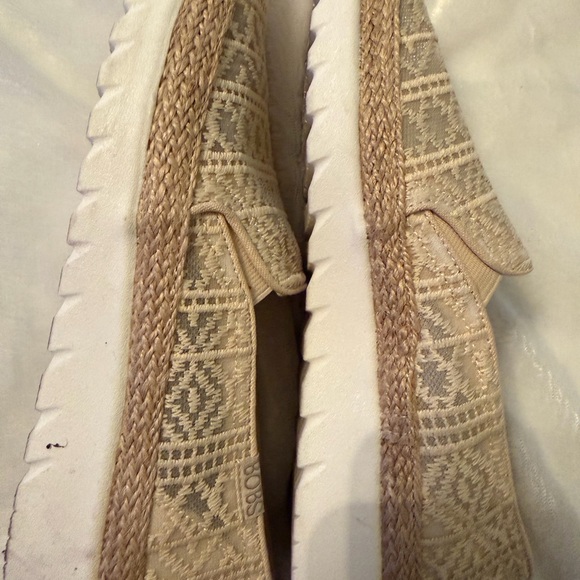 Bob’s Cream Slip-On Women Shoes - Picture 10 of 11